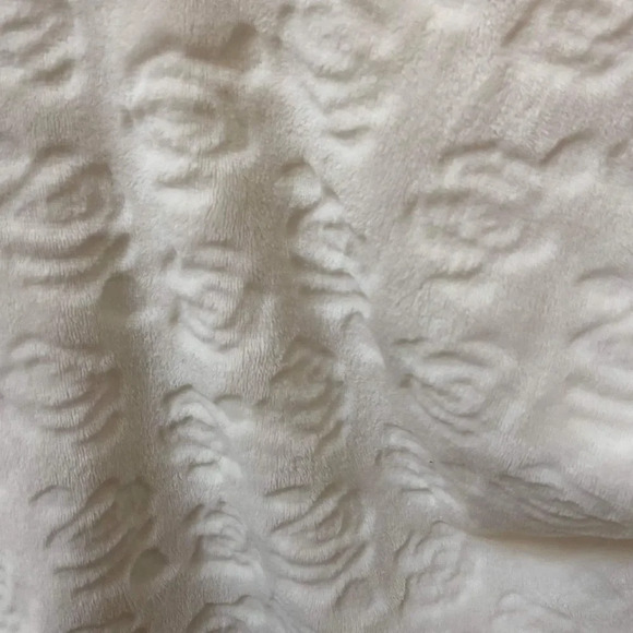 Jaclyn Intimates Super soft women’s medium white cardigan with rose print - Picture 5 of 6